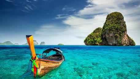 Tranquil Boat on the Azure Waters of Thailand wallpaper