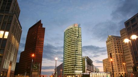 Urban Elegance at Dusk wallpaper