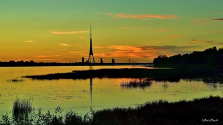 Serene Sunset Over Tranquil Waters wallpaper