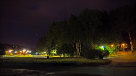 Tranquil Evening Park Scene in 4K Resolution wallpaper