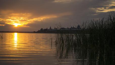 Serene Sunset Over Tranquil Waters wallpaper