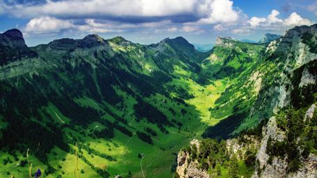 Mountain Serenity in 4K Clarity wallpaper