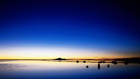 Stunning Sunset Over Tranquil Waters wallpaper