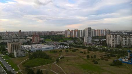 Urban Life at Dusk Overlooking Cityscape and Nature wallpaper