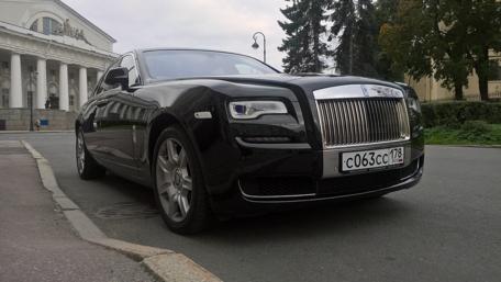 Sleek Black Luxury Car Wallpaper wallpaper