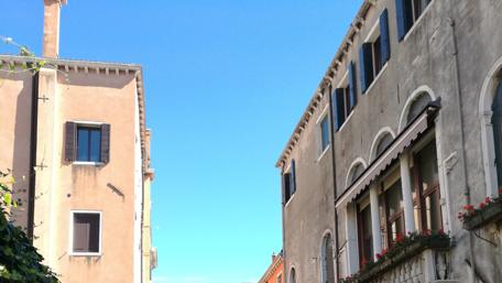 Charming Venice Architecture Under a Clear Sky wallpaper