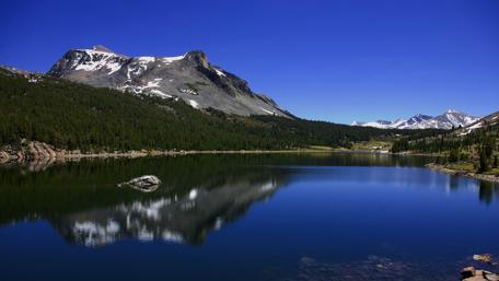 Serene Mountain Reflections in Crystal Clear Water wallpaper