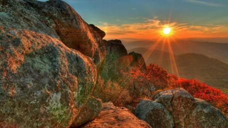 Serene Sunset Over Majestic Mountains wallpaper