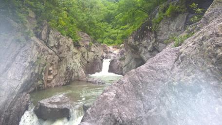 Tranquil Waterfall Amidst Rocky Terrain wallpaper