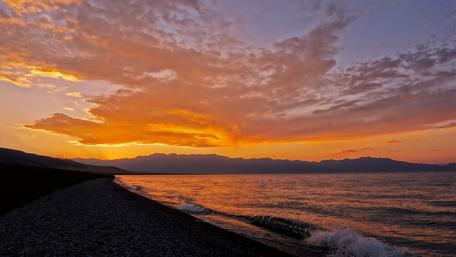 Serene Dawn Over Tranquil Lake Waves wallpaper