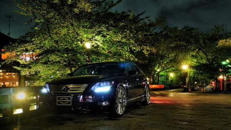 Sleek Night Drive Under City Lights wallpaper