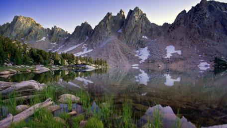 Serene Mountain Reflections in a Tranquil Lake wallpaper