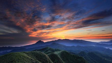 Majestic Sunset Over Serene Mountains wallpaper