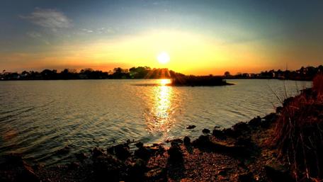 Serene Sunset Over Tranquil Waters wallpaper