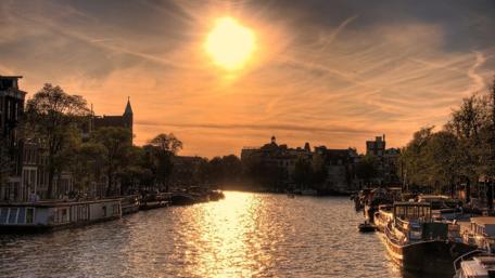 Sunset Serenity Over the Cityscape wallpaper