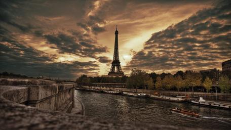 Majestic Sunset Over Paris Skyline wallpaper
