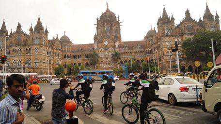 Vibrant Life in Mumbai's City Streets wallpaper