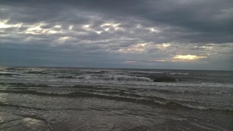 Serene Ocean Waves Under Dramatic Skies wallpaper