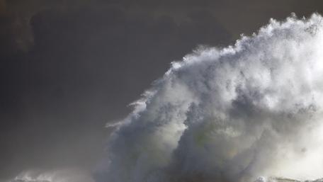 Majestic Ocean Waves wallpaper