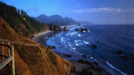 Serene Coastal Views Enhancing Tranquility in Nature wallpaper
