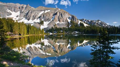Majestic Mountain Reflections in Serene Waters wallpaper