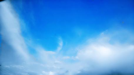 Serene Blue Sky with Gentle Clouds wallpaper