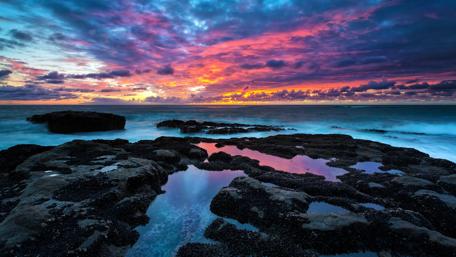 Cloudy sunrise over the sea wallpaper