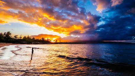 Serene Sunset Over Tranquil Beach Scene wallpaper