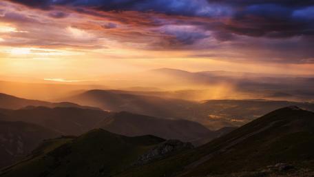 Majestic Misty Mountainscape at Sunrise wallpaper