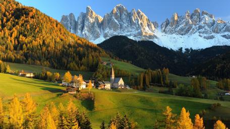 Serenity in a Mountain Valley Amidst Nature's Splendor wallpaper