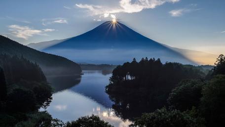 Sunrise Majesty over Serene Mountain Lake wallpaper