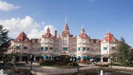 Charming Cityscape with Elegant Architecture wallpaper
