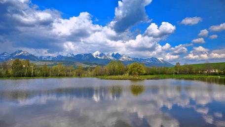 Serene Mountain Reflection Beneath Expansive Skies wallpaper