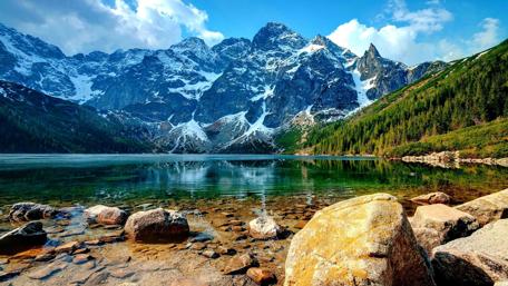 Majestic Mountain Reflection in Crystal Clear Water wallpaper