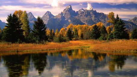 Serene Mountain Reflection in a Tranquil Lake wallpaper