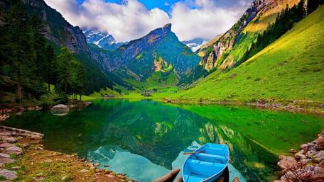 Serene Lake Reflections In Majestic Mountains wallpaper