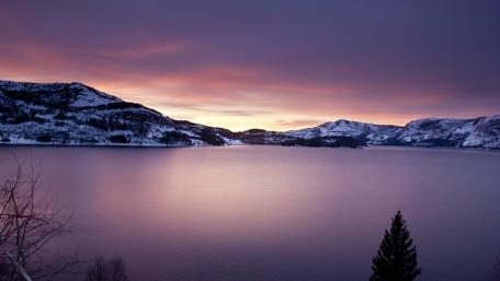 Serene Winter Sunset Over a Tranquil Lake wallpaper