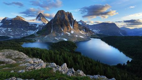 Majestic Peaks and Serene Lakescape wallpaper