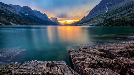 Serene Mountain Lake at Sunset wallpaper