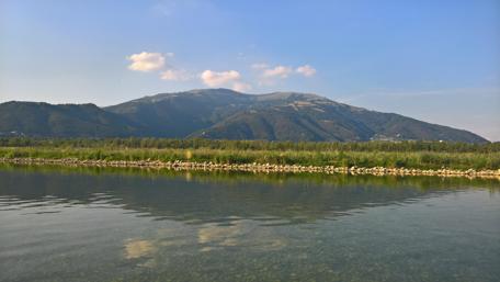Serene Reflections of Nature's Majesty Above the Piave River wallpaper