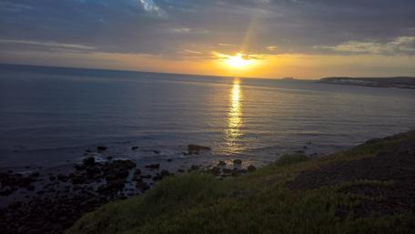 Serene Sunset Over Tranquil Ocean Waves wallpaper