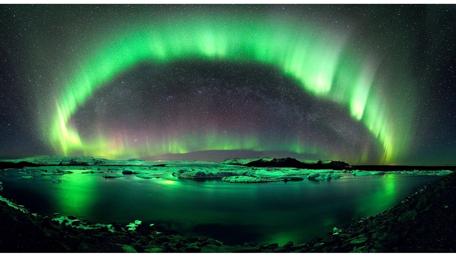 Majestic Northern Lights Over a Serene Lake wallpaper