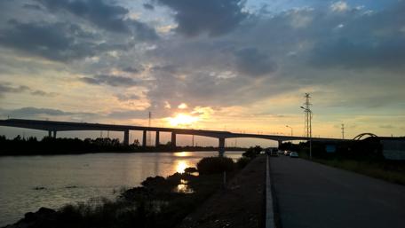 Serene City Sunset Over Waterway wallpaper