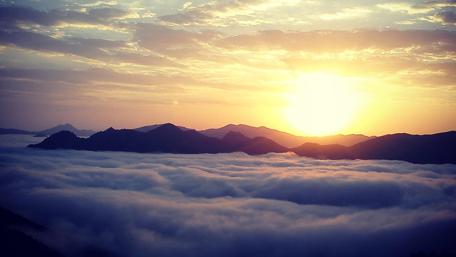 Majestic Sunrise Over Shamirzad Mountains wallpaper