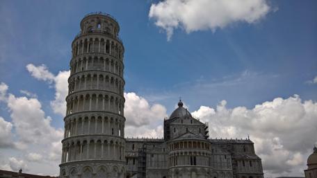 Leaning Tower of Pisa Under a Bright Sky wallpaper