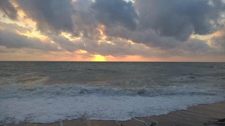Tranquil Sunset Over the Ocean Waves wallpaper