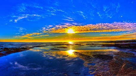 Vibrant Sunset Reflection Over Tranquil Waters wallpaper