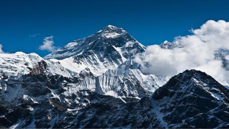 Majestic Peaks Under a Clear Sky wallpaper