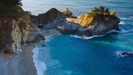 Serene Coastal Escape with Crystal Clear Waters wallpaper