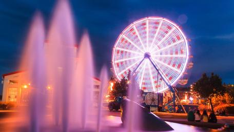 Vibrant Nightlife by the Fountain wallpaper